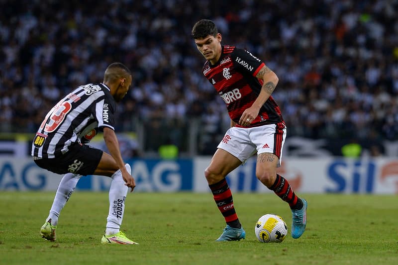 Ayrton Lucas em jogo do Flamengo contra o Atlético-MG