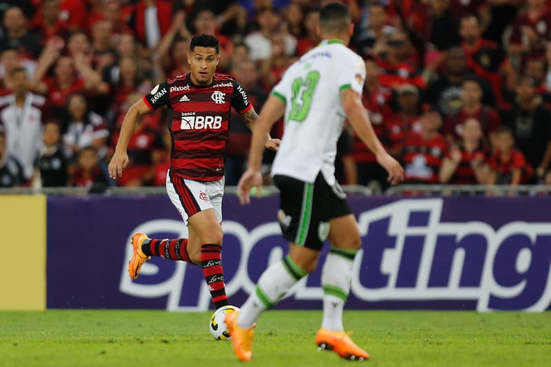 João Gomes em campo pelo Flamengo contra o América-MG
