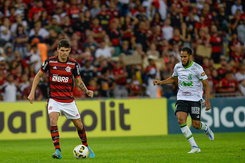 Ayrton Lucas sendo marcado por Everaldo em Flamengo x América-MG