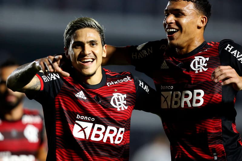 Pedro comemorando gol do Flamengo com Victor Hugo