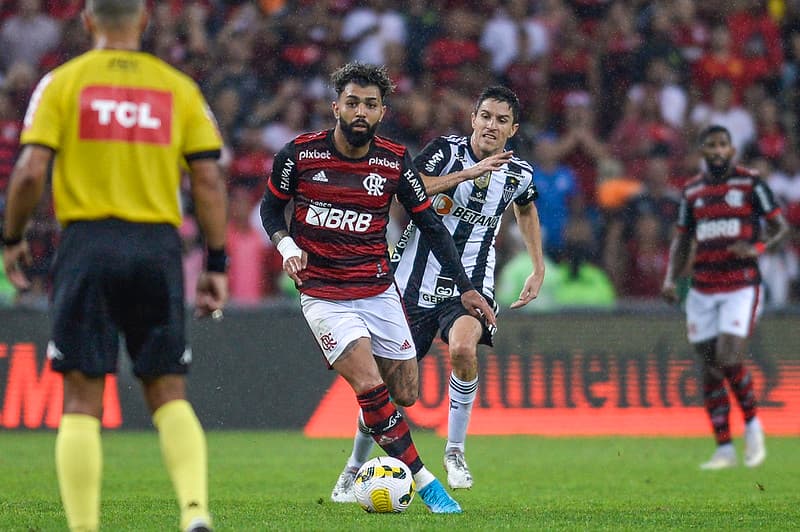 Nacho joga contra o Flamengo no Maracanã.