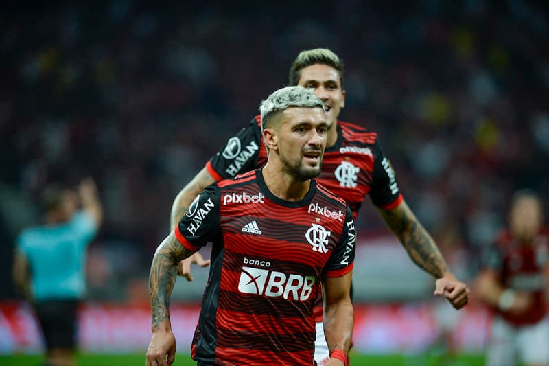 Arrascaeta comemora gol pelo Flamengo