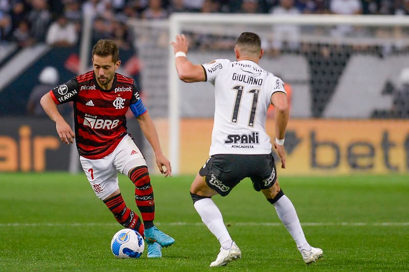 Everton Ribeiro driblando Giuliano em Flamengo x Corinthians