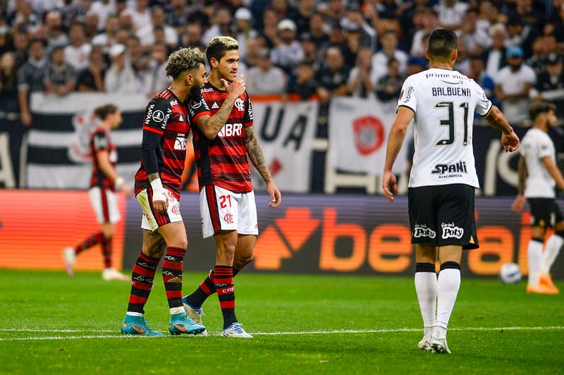 Pedro e Gabigol no jogo entre Flamengo e Corinthians