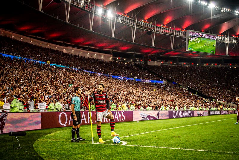 Gabigol cantando junto com a torcida do Flamengo