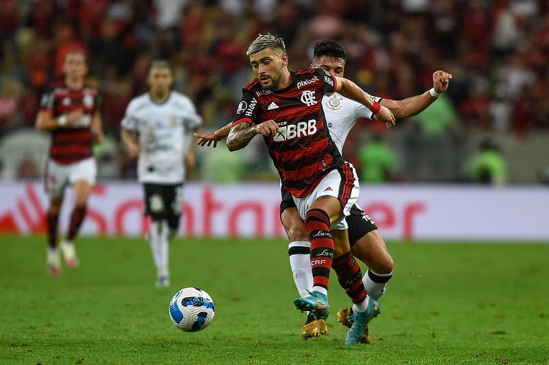 Arrascaeta driblando em Flamengo e Corinthians