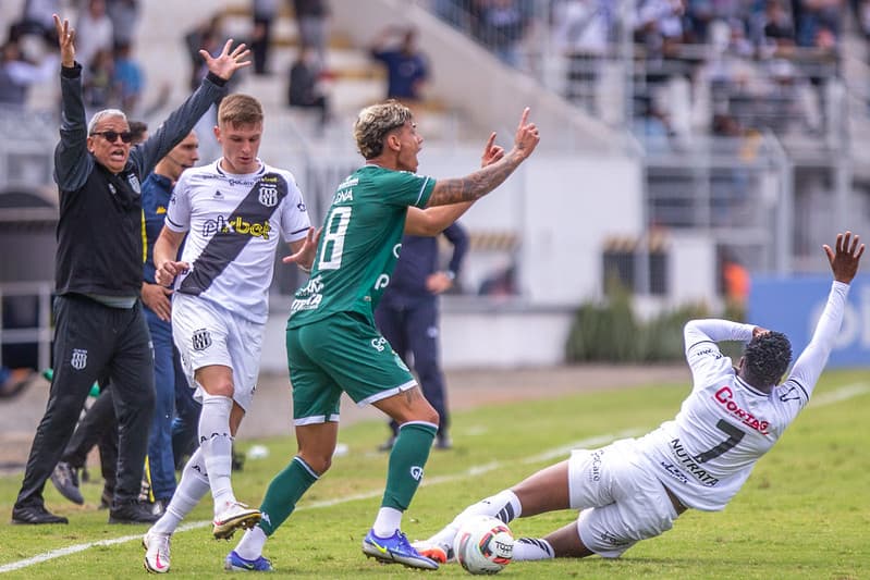 Ex-jogador do Flamengo, o atleta Richard Rios foi expulso após agredir adversário