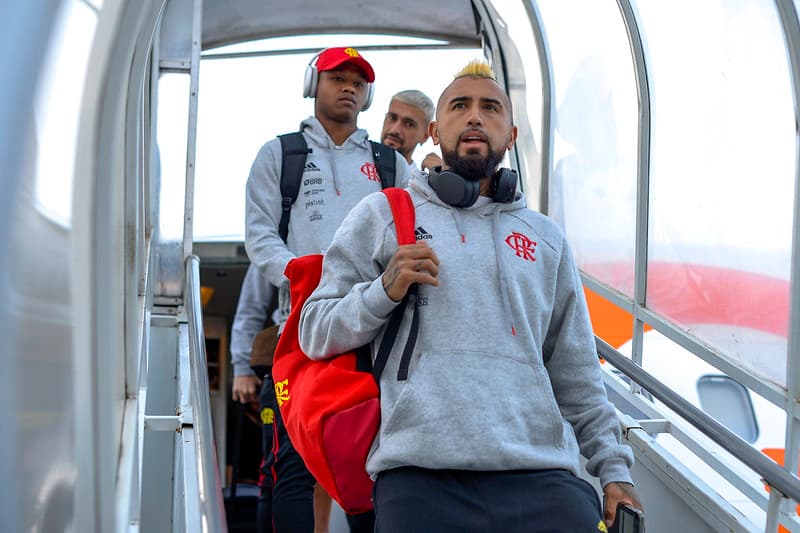 Vidal e time do Flamengo desce do avião