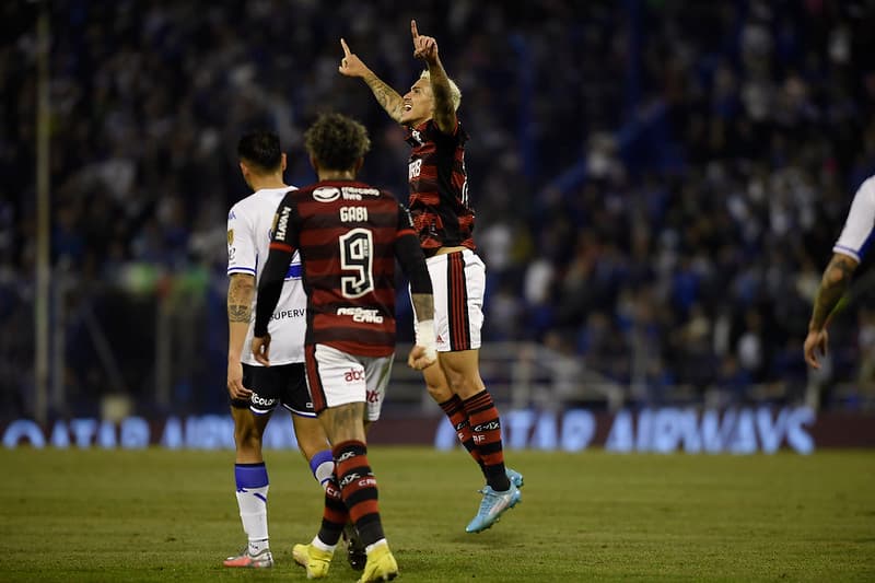 Pedro comemora gol com assistência de Gabigol no Flamengo