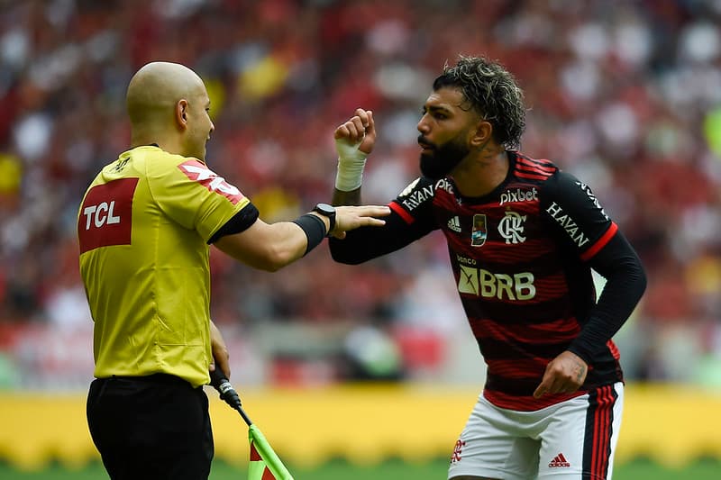 Gabigol reclamando com a arbitragem em jogo do Flamengo