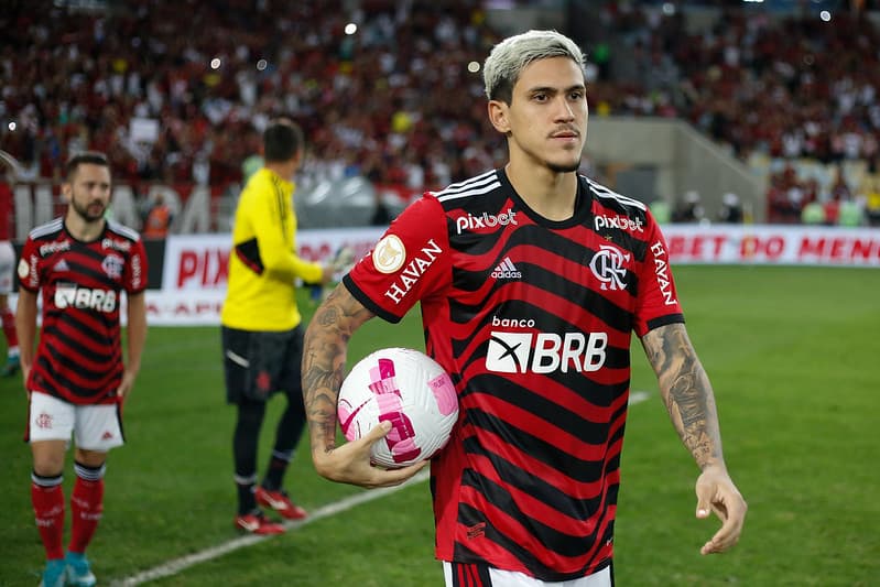 Pedro leva bola do jogo após marcar hat-trick