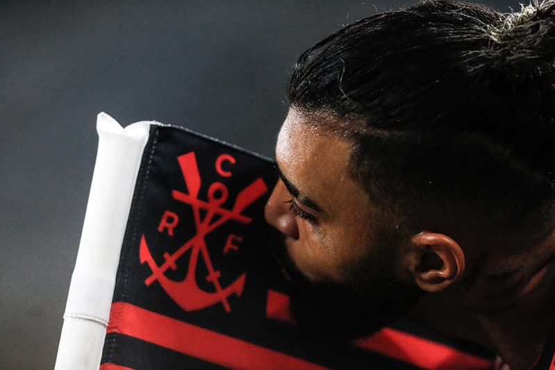 Gabigol comemorando gol do Flamengo beijando a bandeira