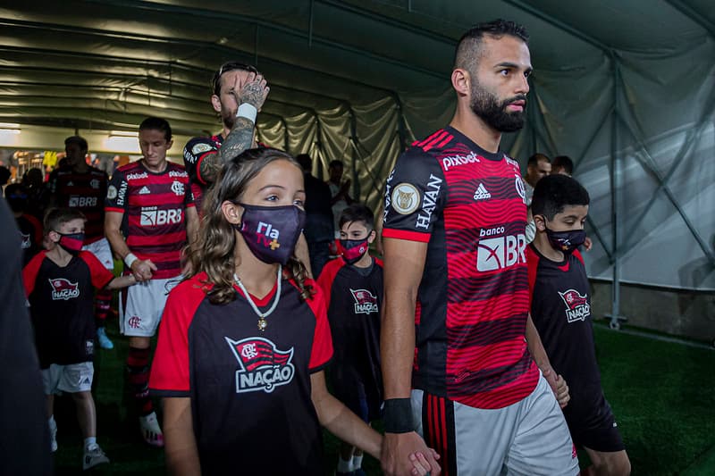 Thiago Maia entrando em campo com o time do Flamengo