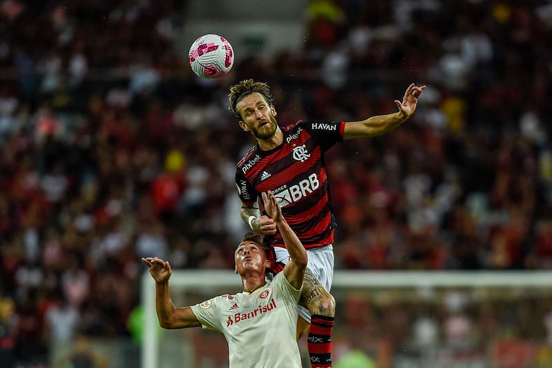 Léo Pereira disputa bola em Flamengo x Internacional