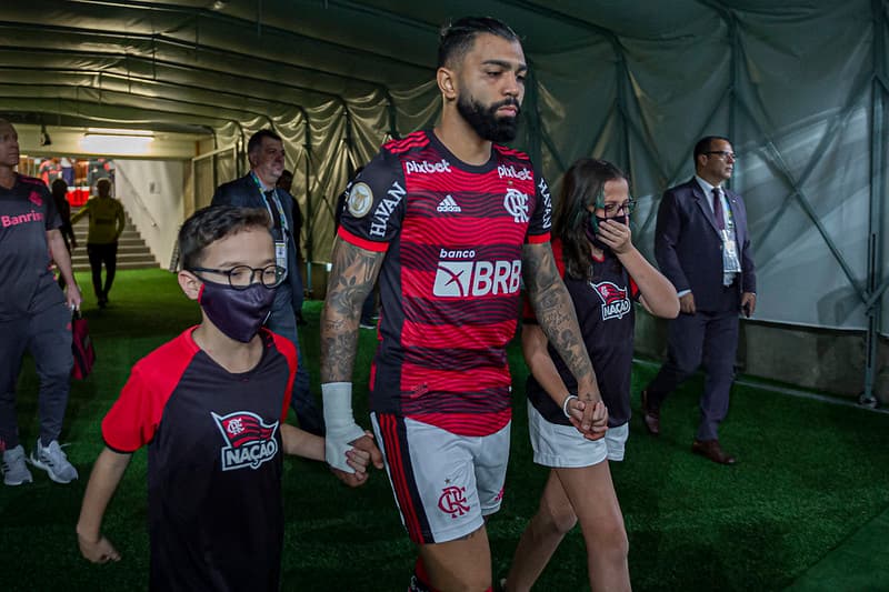 Gabigol entrando em campo com a camisa do Flamengo