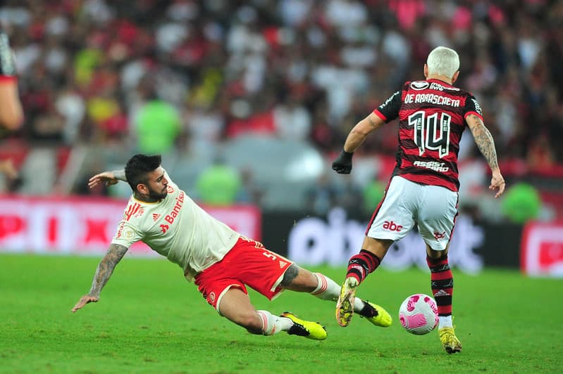 Flamengo e Internacional: Arrascaeta sendo marcado por Liziero