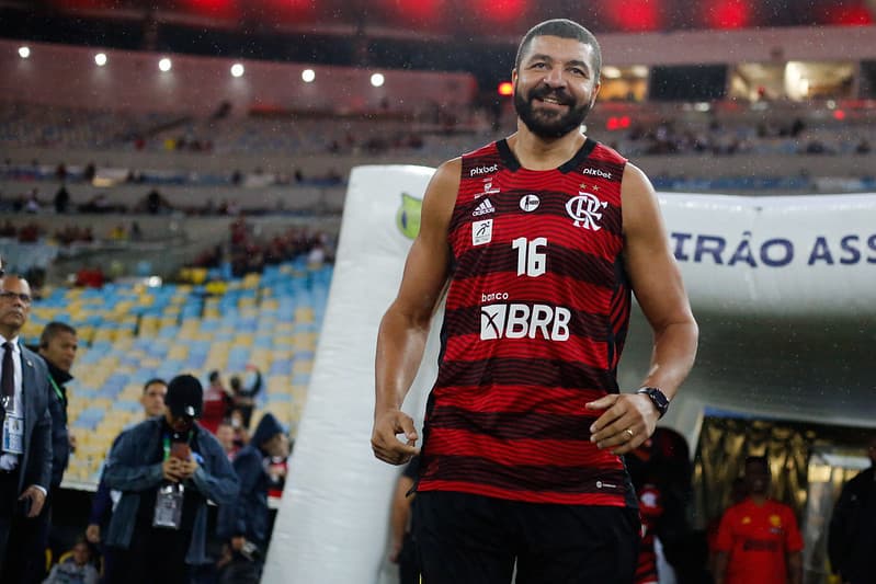 Jogadores de basquete do Flamengo com novo manto no Maracanã