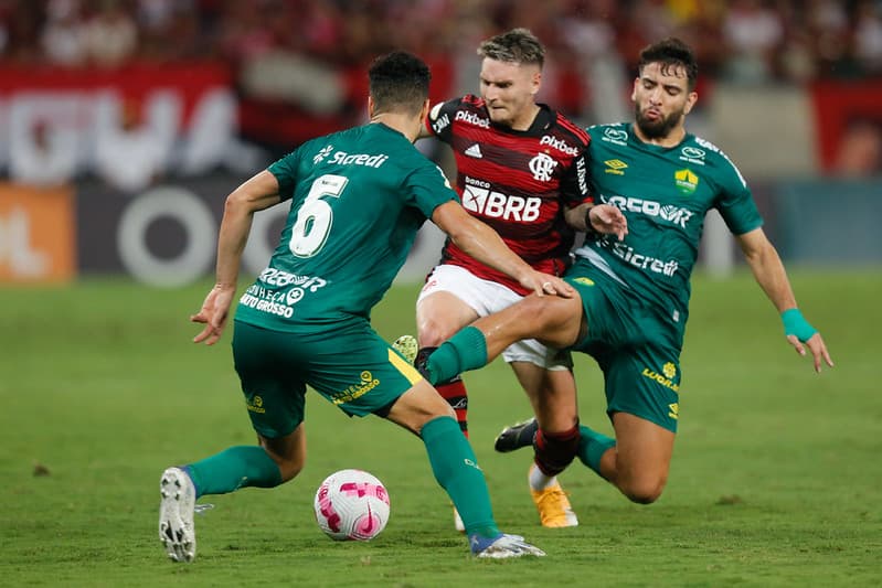 Varela em campo pelo Flamengo contra o Cuiabá