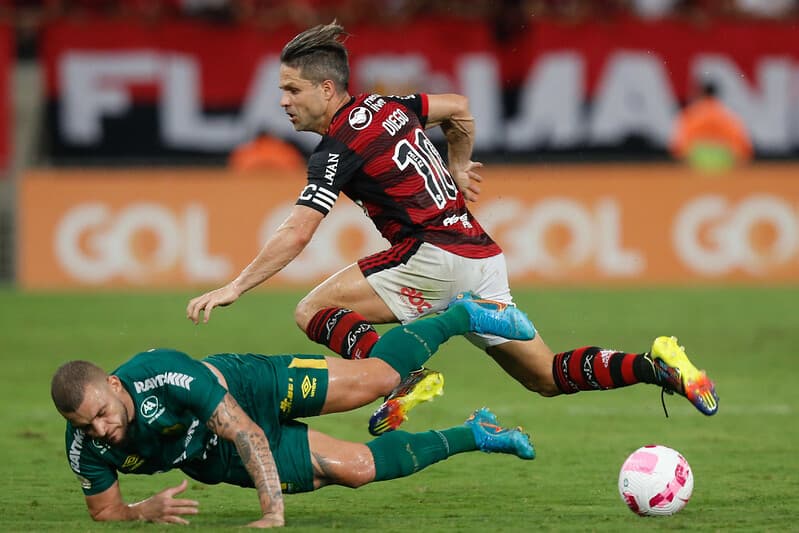 Diego Ribas disputa bola pelo Flamengo contra o Cuiabá