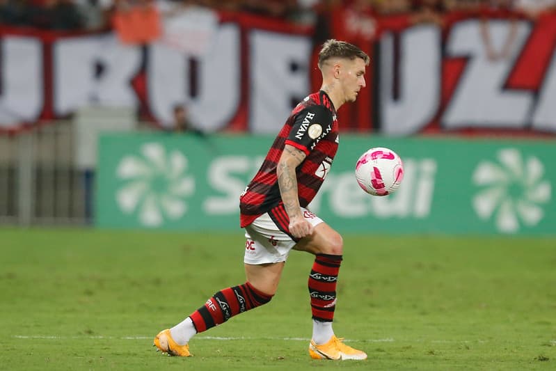 Varela em campo pelo Flamengo contra o Cuiabá.