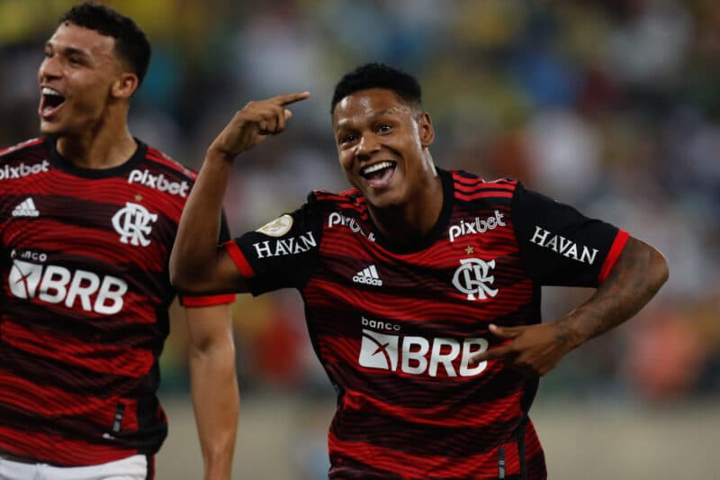 Matheus França comemora gol, joia está na mira de Newcastle, Porto e Benfica. Flamengo aguarda VP para avançar por Quintero e as últimas notícias do Flamengo