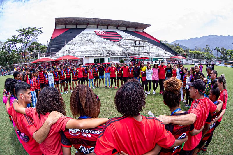 Grupo do futebol feminino do Flamengo.