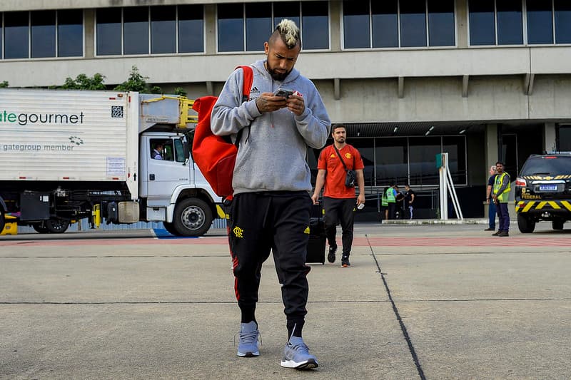 Arturo Vidal na viagem para São Paulo com delegação do Flamengo