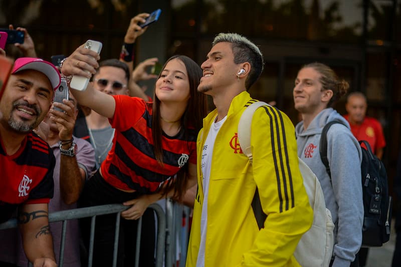 Jogadores atenderam aos torcedores na chegada ao hotel em São Paulo