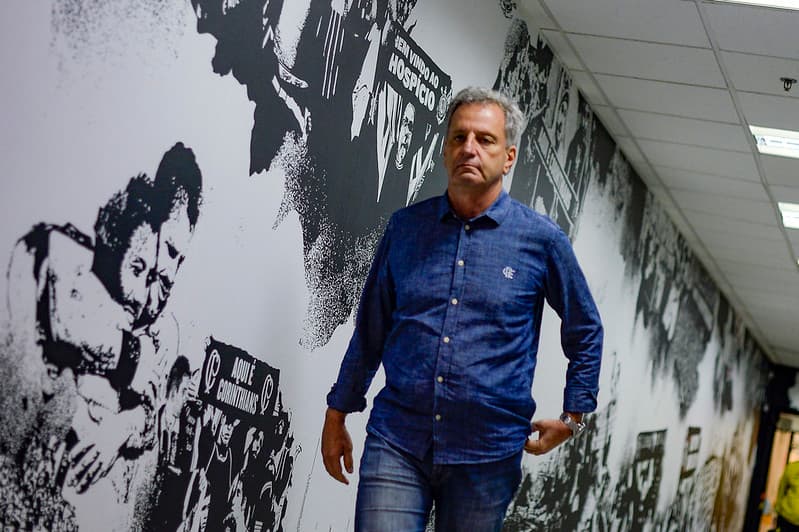 Rodolfo Landim em jogo do Flamengo; torcedora acusa presidente de xingar rubro-negros