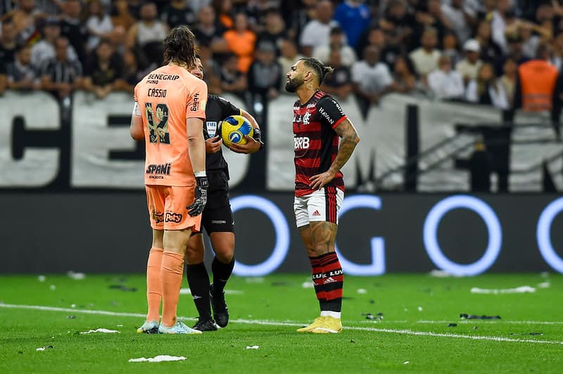 Gabigol e Cássio conversando com o árbitro Bráulio da Silva Machado em Flamengo e Corinthians