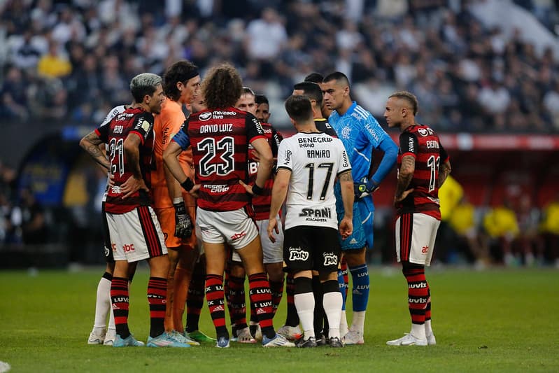 Jogadores com o árbitro durante jogo do Flamengo