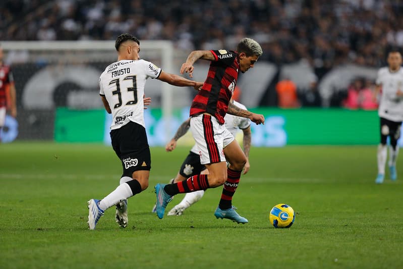 Pedro e Fausto Vera disputando bola em Flamengo e Corinthians