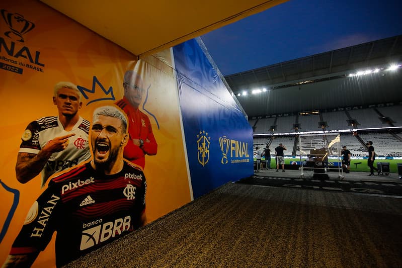 Cabine do VAR na beira do gramado antes de Corinthians e Flamengo