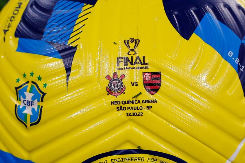 Bola do jogo de quarta-feira, entre Corinthians e Flamengo