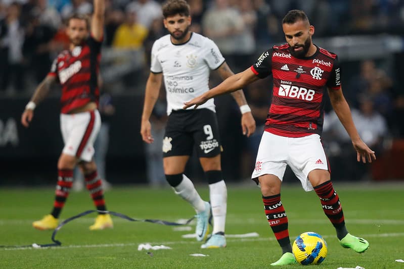 Thiago Maia vira herói em Corinthians x Flamengo