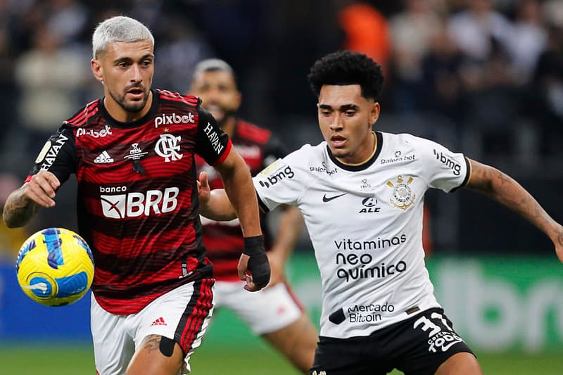 Arrascaeta sendo marcado por Du Queiroz em Flamengo e Corinthians
