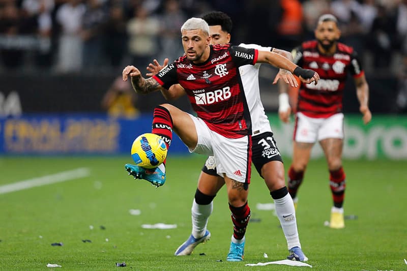 Arrascaeta disputa bola na Neo Química Arena, contra o Corinthians.