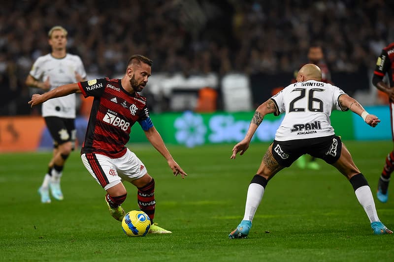 Everton Ribeiro driblando Fábio Santos na final da Copa do Brasil entre Flamengo e Corinthians