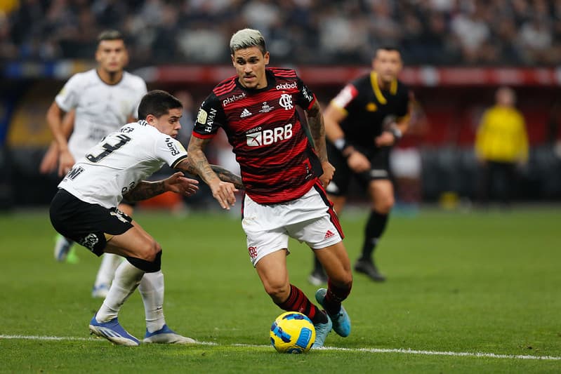 Pedro, do Flamengo, em duelo contra o Corinthians
