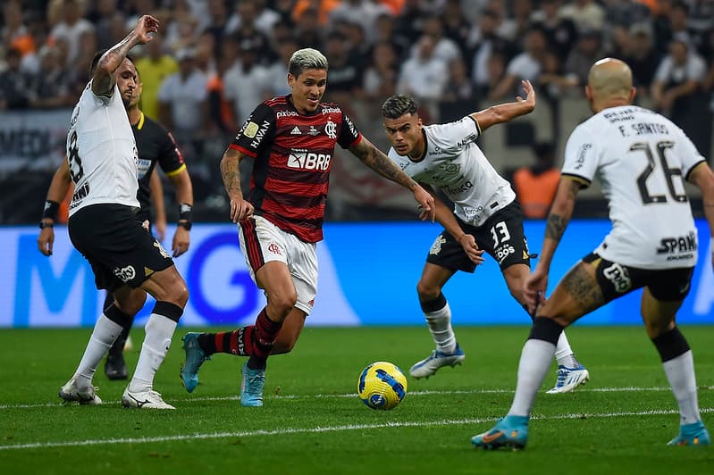 Pedro disputa jogada com o Corinthians na Neo Química Arena