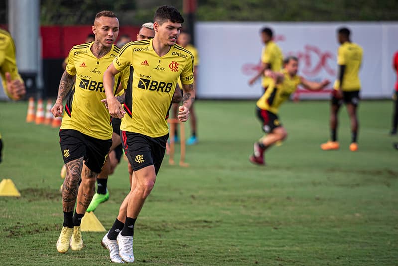 Ayrton Lucas e Cebolinha em treino do Flamengo