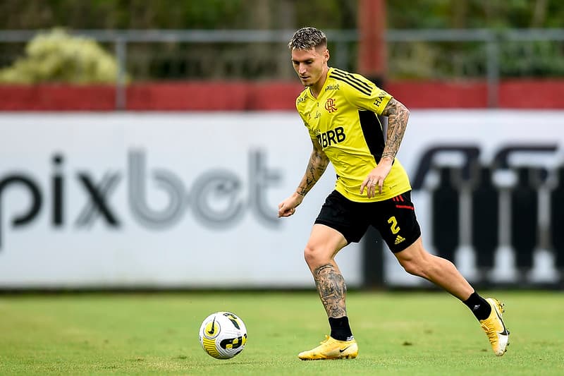 Varela com a camisa do Flamengo; lateral uruguaio trocou socos com Gerson e fraturou nariz antes de enfrentar o Grêmio