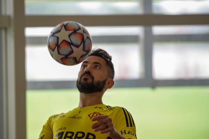 Everton Ribeiro no Ninho do Urubu.