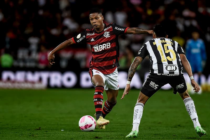 Matheus França contra o Atlético-MG