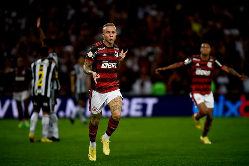 Cebolinha comemora gol do Flamengo sobre o Atlético-MG no Maracanã