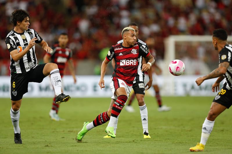Matheuzinho em campo pelo Flamengo
