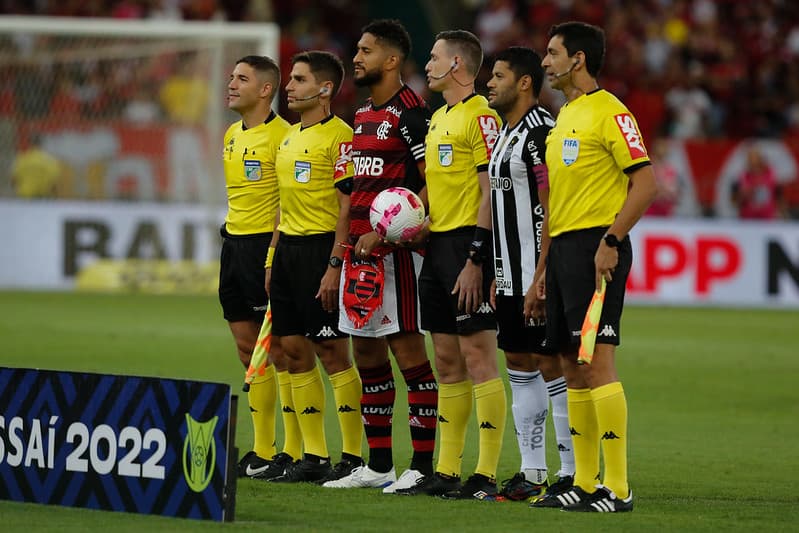 Hulk perdeu de novo do Flamengo e reclamou da arbitragem.
