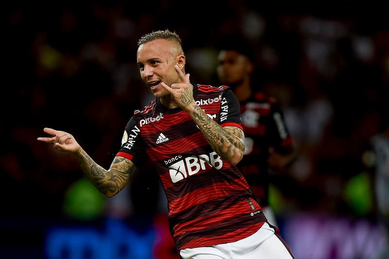 Cebolinha comemora gol a camisa do Flamengo; atacante começa como titular na escalação do Flamengo para enfrentar o Botafogo no Campeonato Carioca