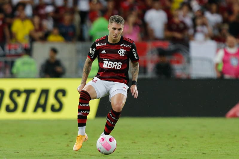 Varela com a camisa do Flamengo