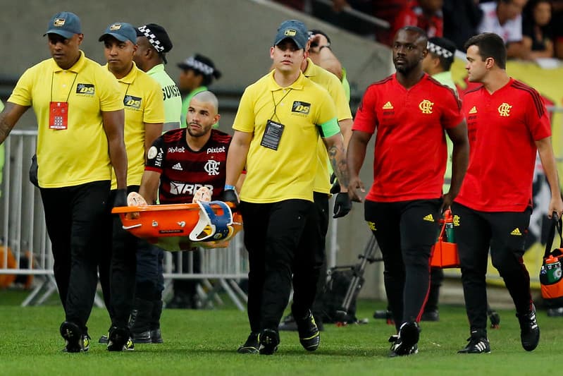 Daniel Cabral saindo de maca após lesão no jogo do Flamengo